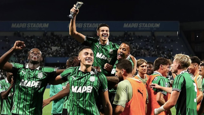 Jay Idzes bersama rekannya merayakan kemenangan. [Instagram]